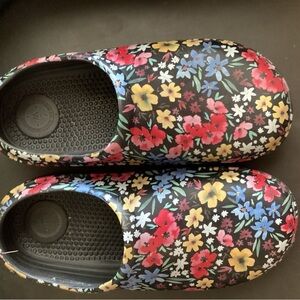 totes Women's Floral Garden Clogs - Black Multi